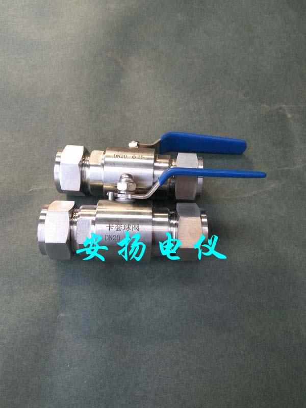 �������y