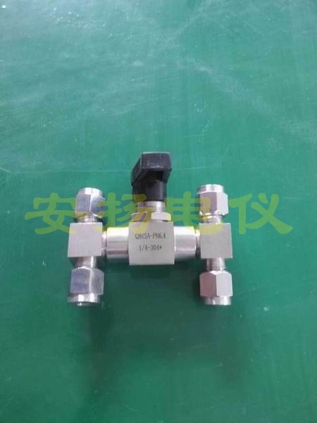 �������y